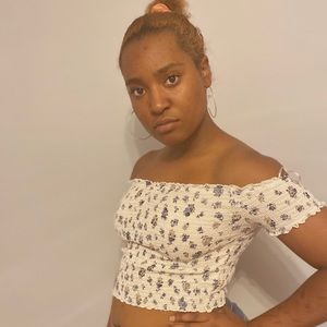 Medium UO flower crop top 💕